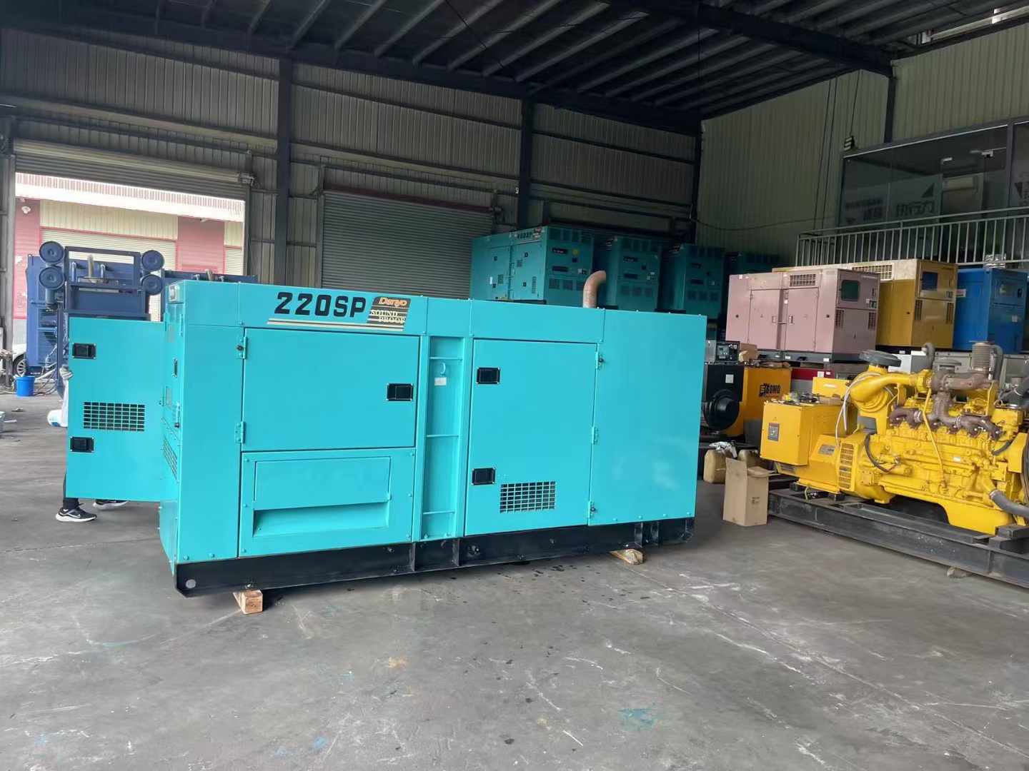 乃东800kW 柴油发电机的输出电流波动范围是多少？